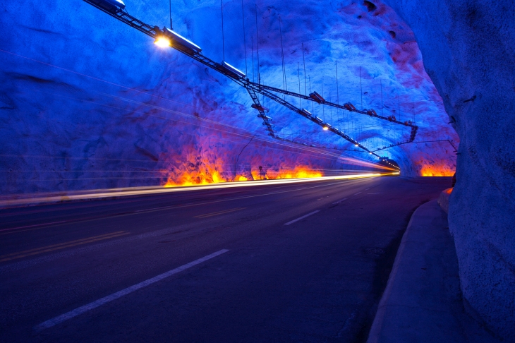 Wnętrze tunelu Lærdal. Fot. Svein-Magne Tunli/wikimedia